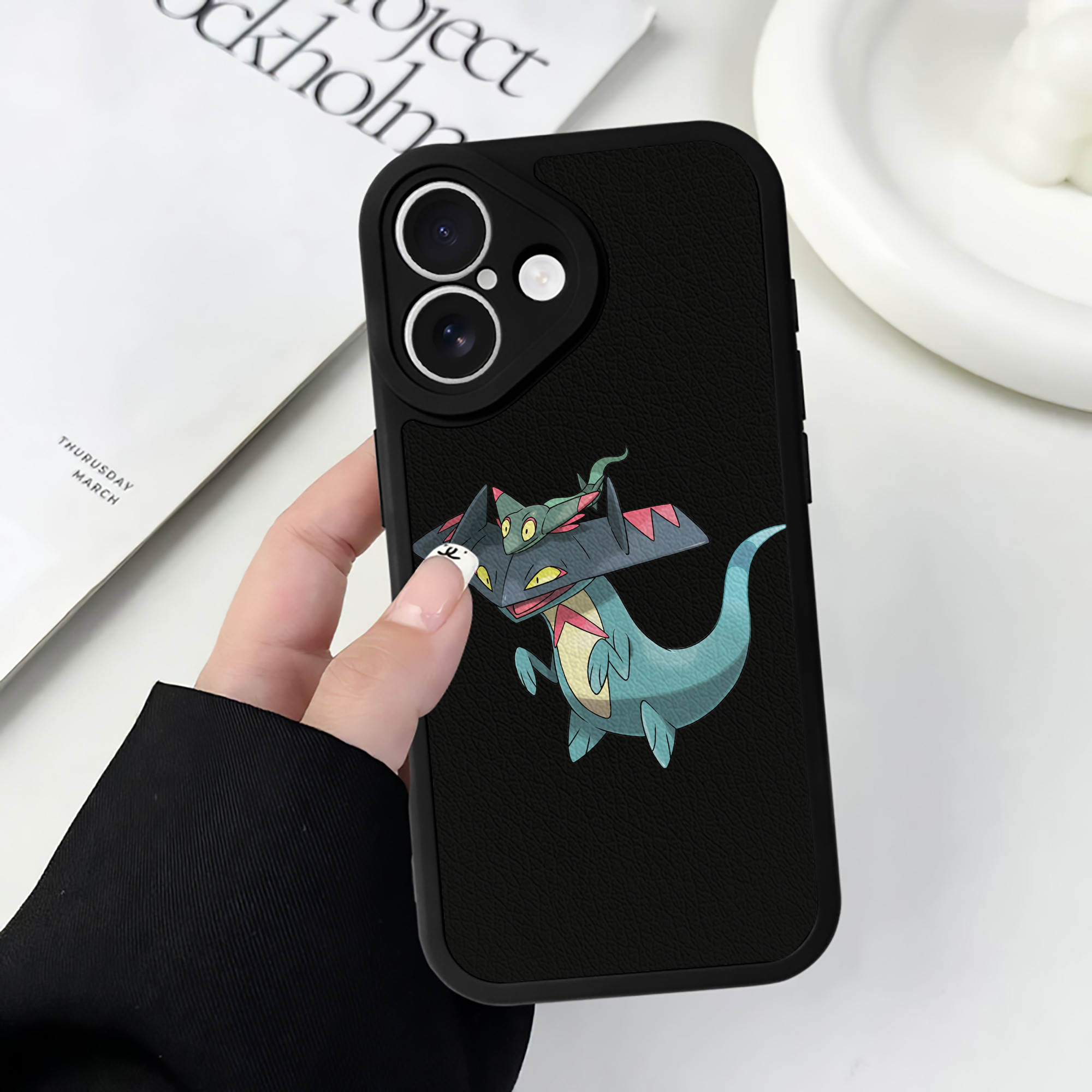 （画像用） ポケットモンスター Pokémon 【iPhone 16シリーズ対応】シリコンスマホケース（レザー調） 材質：シリコン